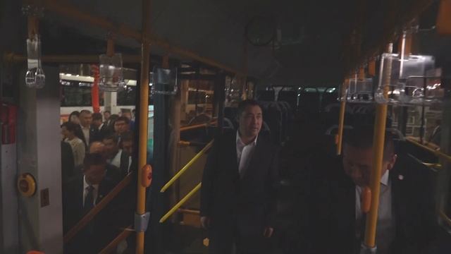 Жапаров Кытайда “Zhongtong bus holding Co., Ltd” заводунун автобустарынын өндүрүшү менен таанышты смотреть онлайн