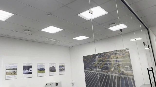 Цельностеклянные перегородки для компании ЛИТ современное зонирование пространства смотреть онлайн