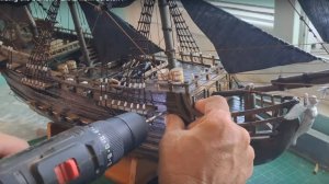 Модель корабля Черная Жемчужина из картона.