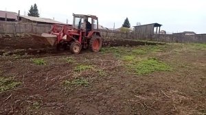 ☝️☝️☝️Вспашка огорода плугом, работа трактора т-25.🚜🚜🚜