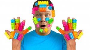 Милана и папа играют в Лего