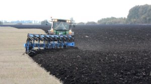 Трактор JOHN DEERE 8335R с плугом Lemken Diamant 16