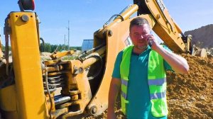 Трактор сломался Малыш помогает папе починить Большой Трактор