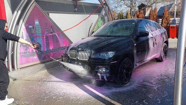 Self Car Washing BMW X6 E71 black, with pink thick snow foam with pressure washer. (black rims) смотреть онлайн