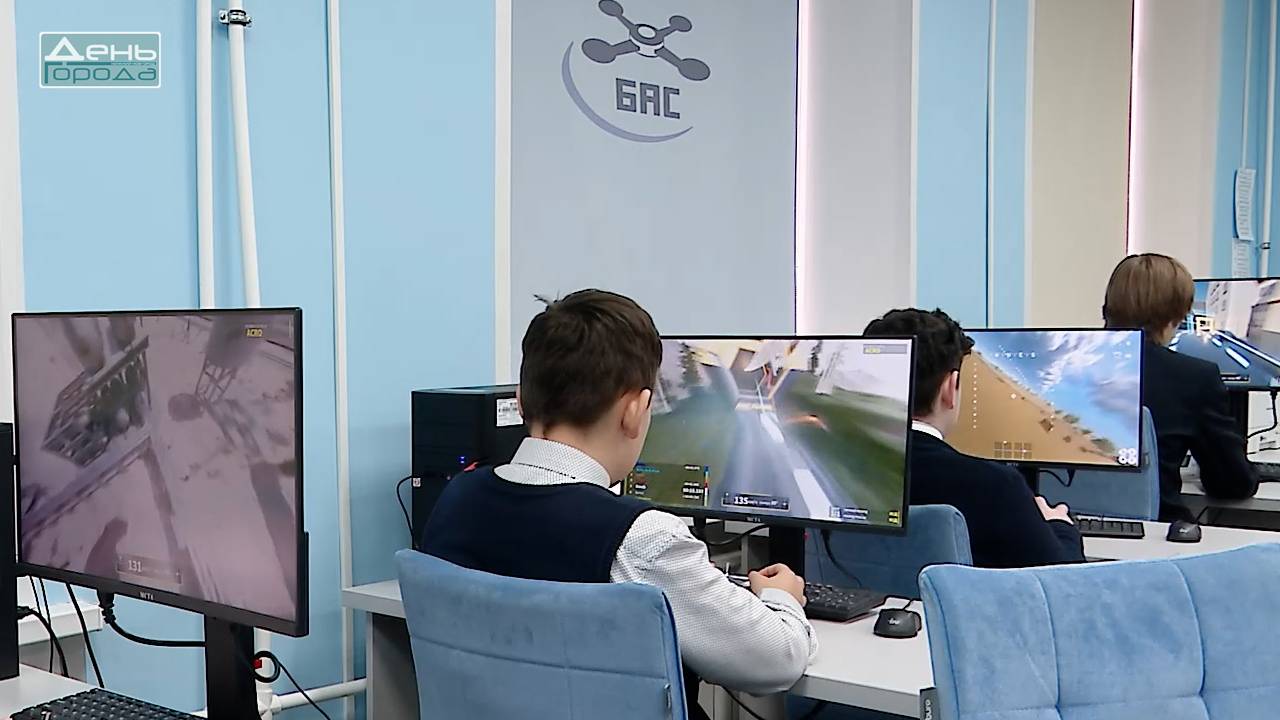 Юрий Шалабаев посетил школу №168 где реализуется национальный проект Беспилотные авиационные системы смотреть онлайн