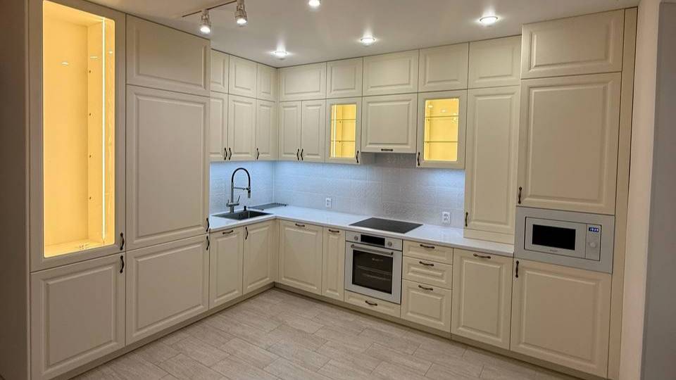 Угловая кухня на заказ в коттеджном поселке 