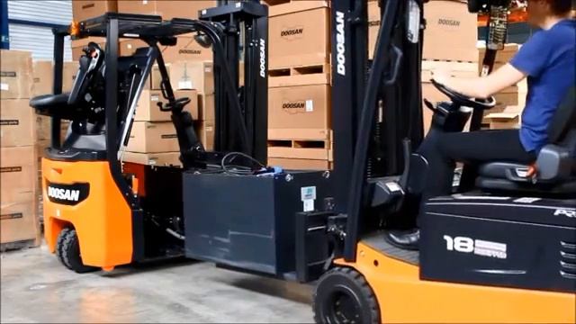 боковое снятие тяговой АКБ на электропогрузчике Doosan 7 серии