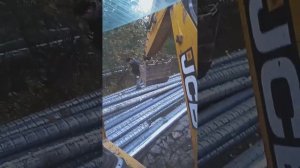 Экскаватор погрузчик Jcb работает как трубовоз. Замена труб.