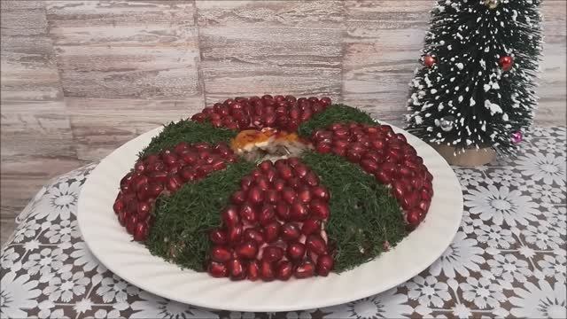 Салат на Новый Год .ГРАНАТОВЫЙ БРАСЛЕТ по НОВОМУ со скумбрией. смотреть онлайн