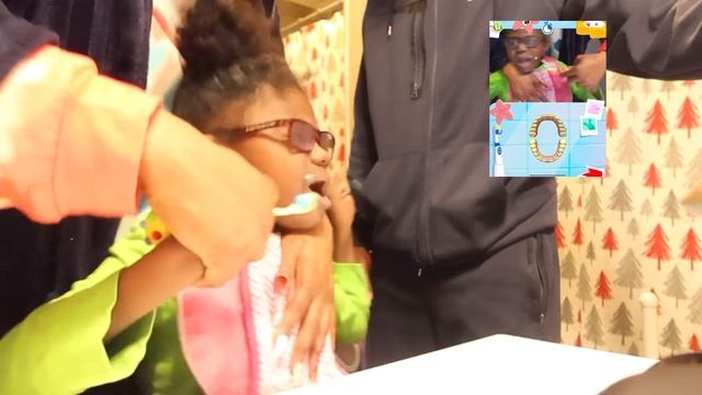 KAMI OPENS A EARLY CHRISTMAS GIFT~THE HUM KIDS TOOTHBRUSH (SPECIAL NEEDS) vlogmas day 22 смотреть онлайн