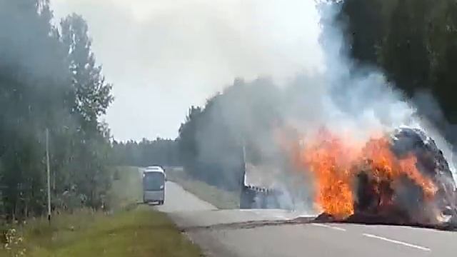 Стог горящего сена на трассе Курган Куртамыш смотреть онлайн