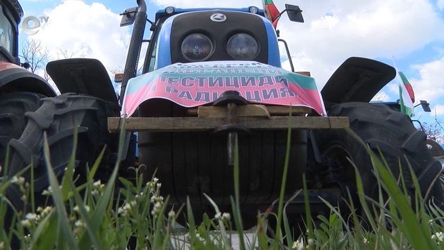 Паркираха над 30 трактора край Е-80 като протест срещу вноса на зърно от Украйна