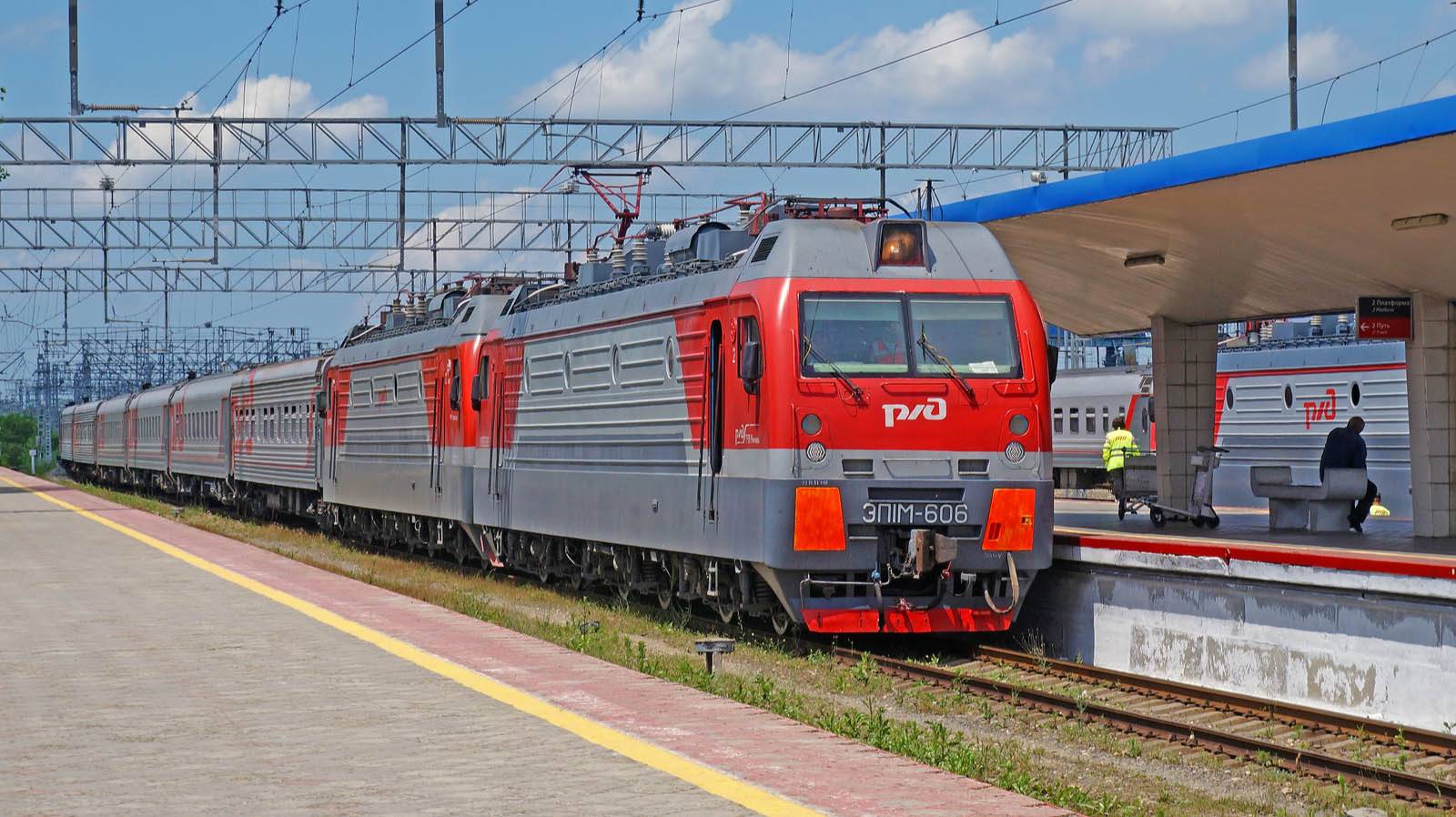 Электровозы ЭП1М-606 и ЭП1М-690 с поездом № 260 Санкт-Петербург - Анапа смотреть онлайн