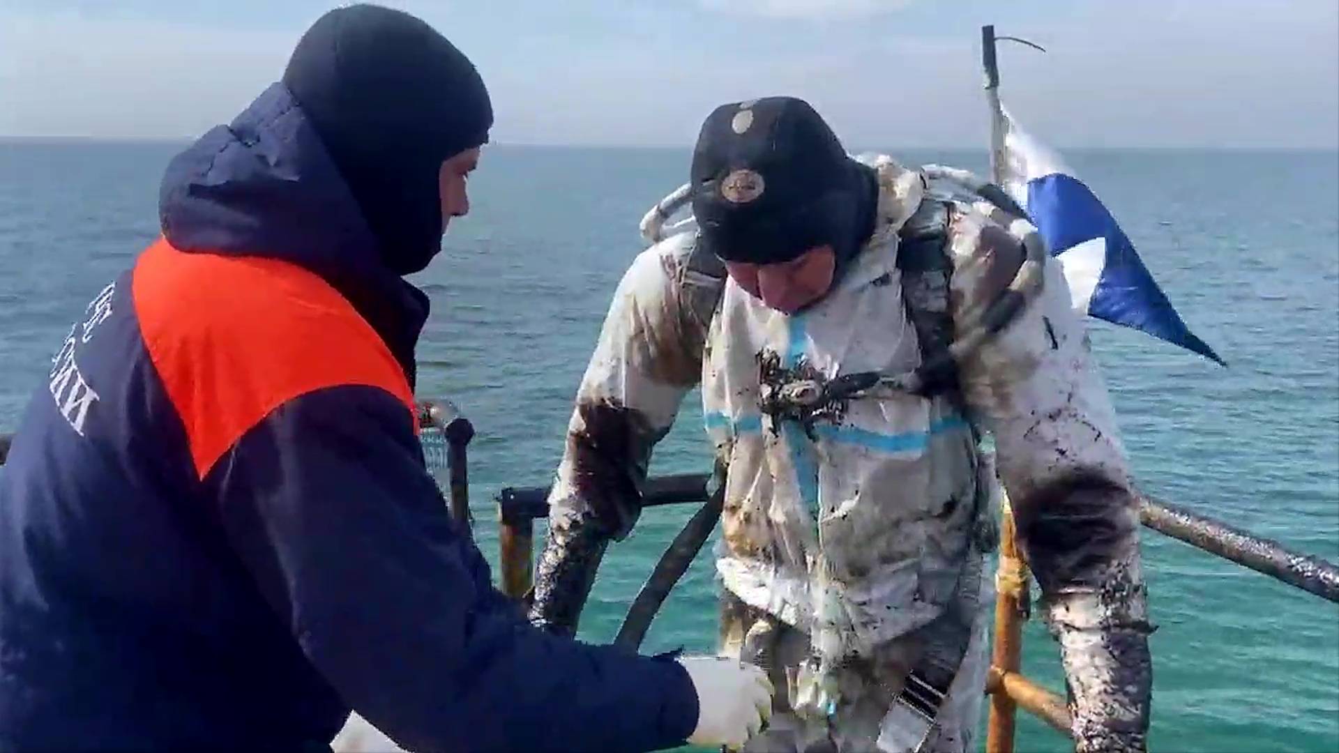 В Анапе продолжается очистка от мазута дна Черного моря и пляжей курорта смотреть онлайн