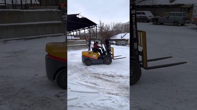 Вилочный погрузчик MITSUBI FD25, при работе на снегу. Тестируем разгон и торможение. смотреть онлайн