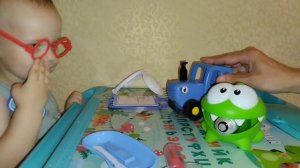 Ам ням съел лампочку, синий трактор его спасает