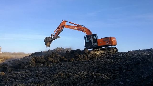 HITACHI 200LC Excavator | Clearing Frozen Soil смотреть онлайн