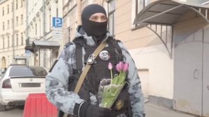 Сотрудники ОМОН «Бастион» Росгвардии поздравили петербурженок с 8 марта