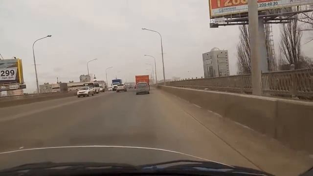 Видеорегистратор закреплен  на держателе Phantom PH5259