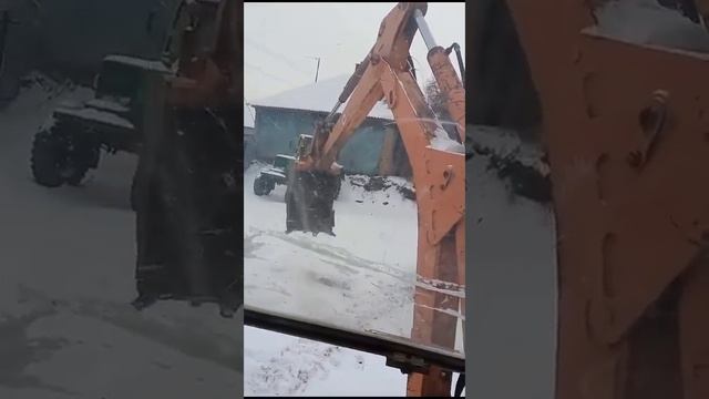 Запуск трактор- экскаватор ЮМЗ смотреть онлайн