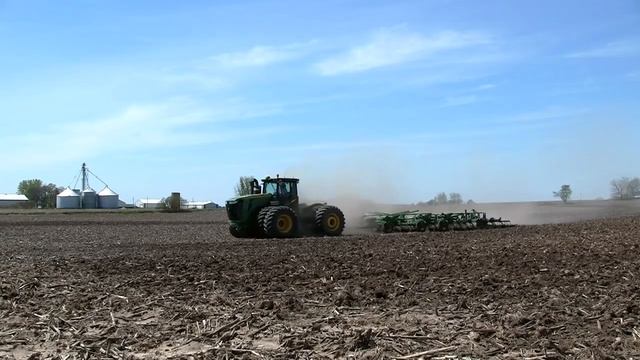 Работа трактора John Deere 9560R и 9530 в поле. Тractor John Deere 9560R and 9530. смотреть онлайн