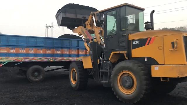 Wheel loader Liugong 836 working on loading coal on trucks and dump trucks. смотреть онлайн
