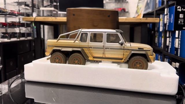 Auroart Mercedes Benz G63 AMG 6x6 (76305) 1:18 смотреть онлайн