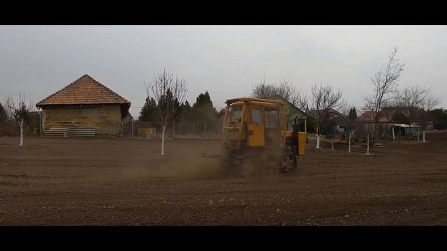Smykovanie s 42 ročným pásovým traktorom Bolgar T-54R смотреть онлайн