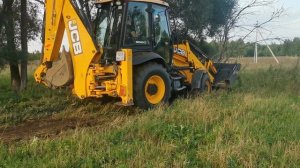 Лужки, 08.2021. Трактор ровняет дорогу(2)