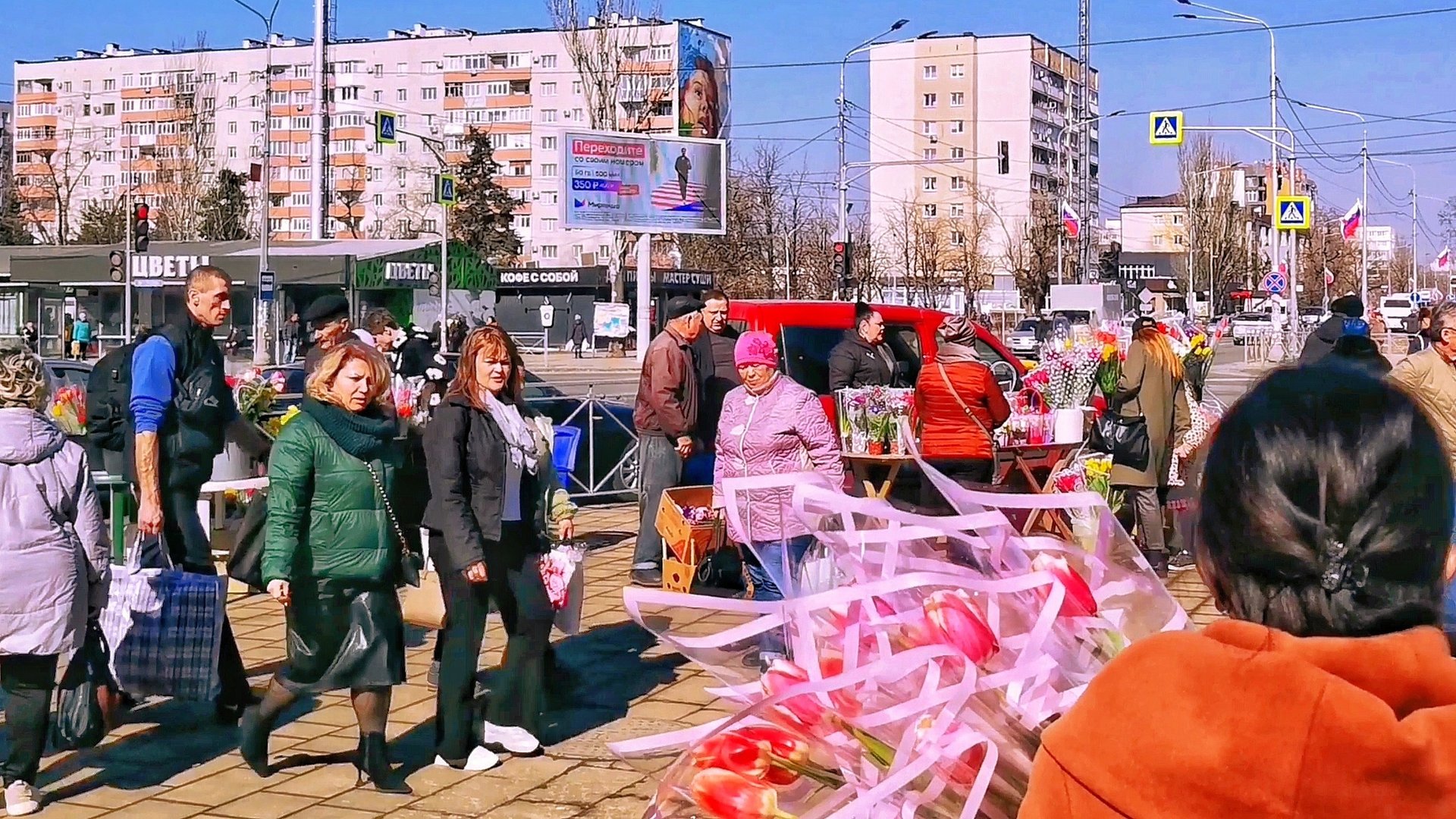 МАРИУПОЛЬ Отмечает 8 Марта! 🌷Полный город жителей! 🏢Жизнь города Сегодня смотреть онлайн
