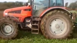 Трактор МТЗ Беларус 1523.4 с пятикорпусным плугом в поле