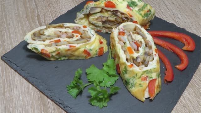 Рулет из омлета с шампиньонами — вкусно и сытно! 🍄🍳 смотреть онлайн