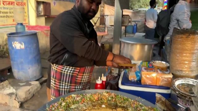 Знаменитая индийская уличная еда Бхурджи в Чоту Бхаи, Дели смотреть онлайн