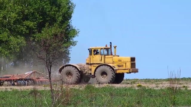 Кировец К-701 в поле смотреть онлайн