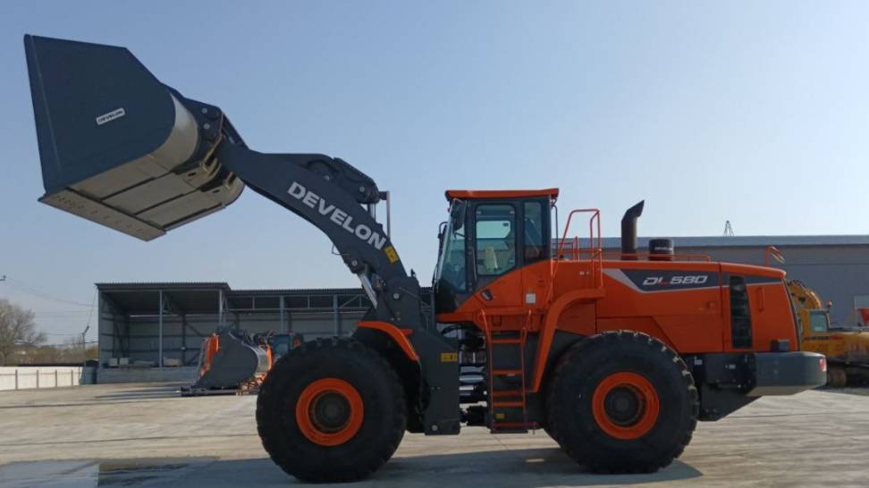 Фронтальные погрузчики Develon любых размеров под ваши задачи
