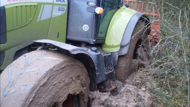 Claas arion 640 tractor stuck in the mud смотреть онлайн