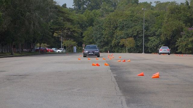 Audi slalom course A7 vs A6 смотреть онлайн