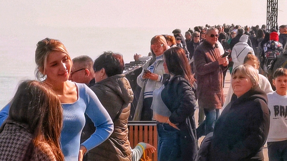 МАРИУПОЛЬ Большой наплыв людей на Море😉🏊Ремонт и Жизнь города Сегодня смотреть онлайн