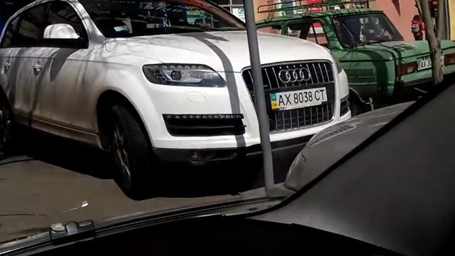 Контраст в центре Харькова.