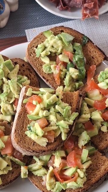 Брускеты с авокадо на завтрак