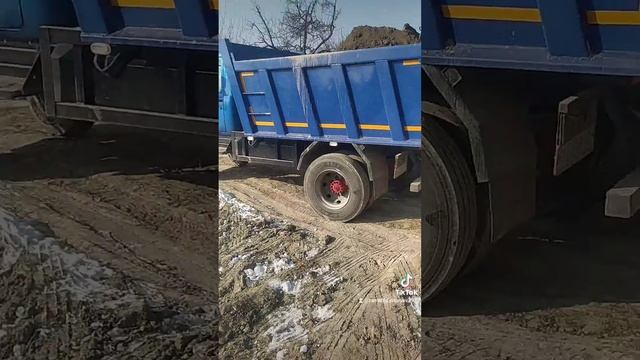 ЮМЗ копаем примёзшую землю смотреть онлайн
