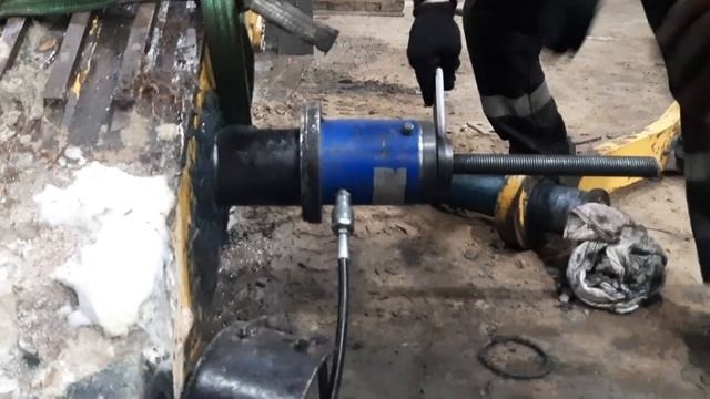 выпресовка втулок стрелы экскаватора KOMATSU