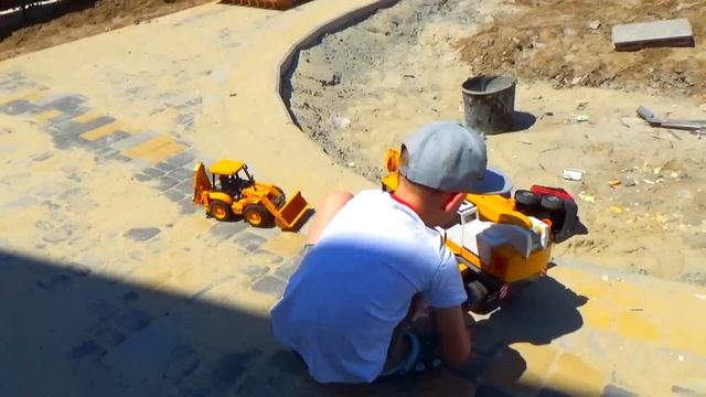 Грузовик с песком Перевернулся Экскаватор и Кран #BRUDER помогают #Машинки для мальчиков смотреть онлайн