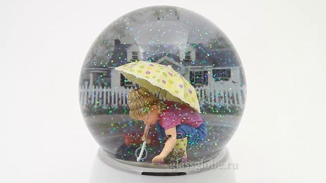 Стеклянный шар "Летний дождь.(Девочка с котёнком)". смотреть онлайн