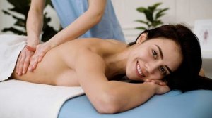 Женщина получает массаж