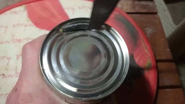 Как открыть консервы без открывашки и быстро