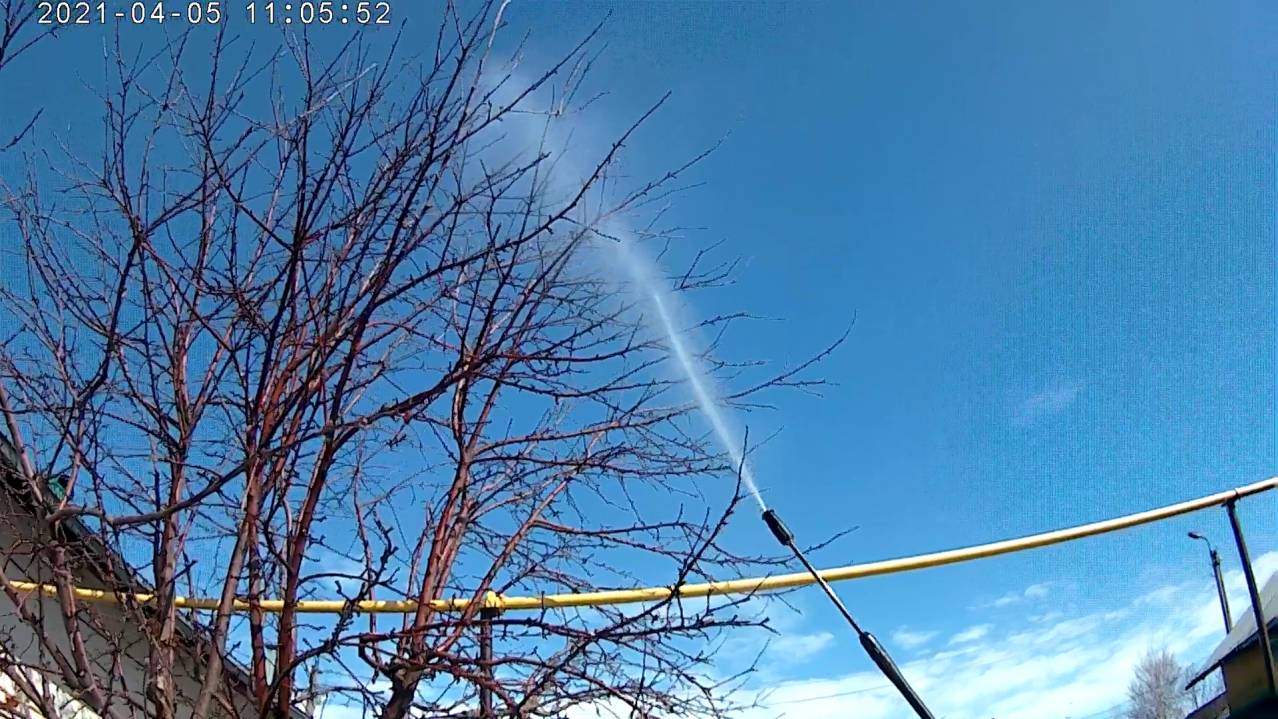 Весенняя обработка плодовых деревьев в саду.