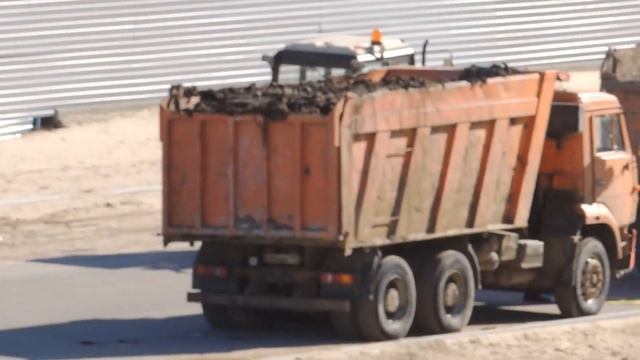 Трактор ездил поднимал пыль, потом потерялся из виду. смотреть онлайн