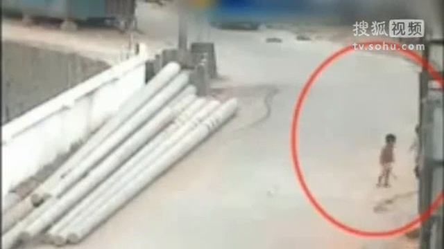 В Китае раздавил двух детей 18 смотреть онлайн