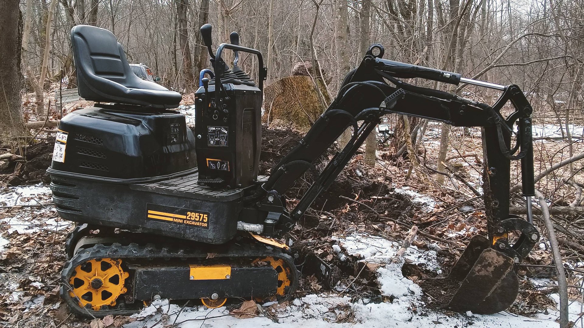 Мини экскаватор 29575 , педаль управления стрелой совершенно бесполезна. смотреть онлайн